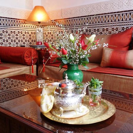 Riad Viva Marrakesh Bagian luar foto A Moroccan tea set