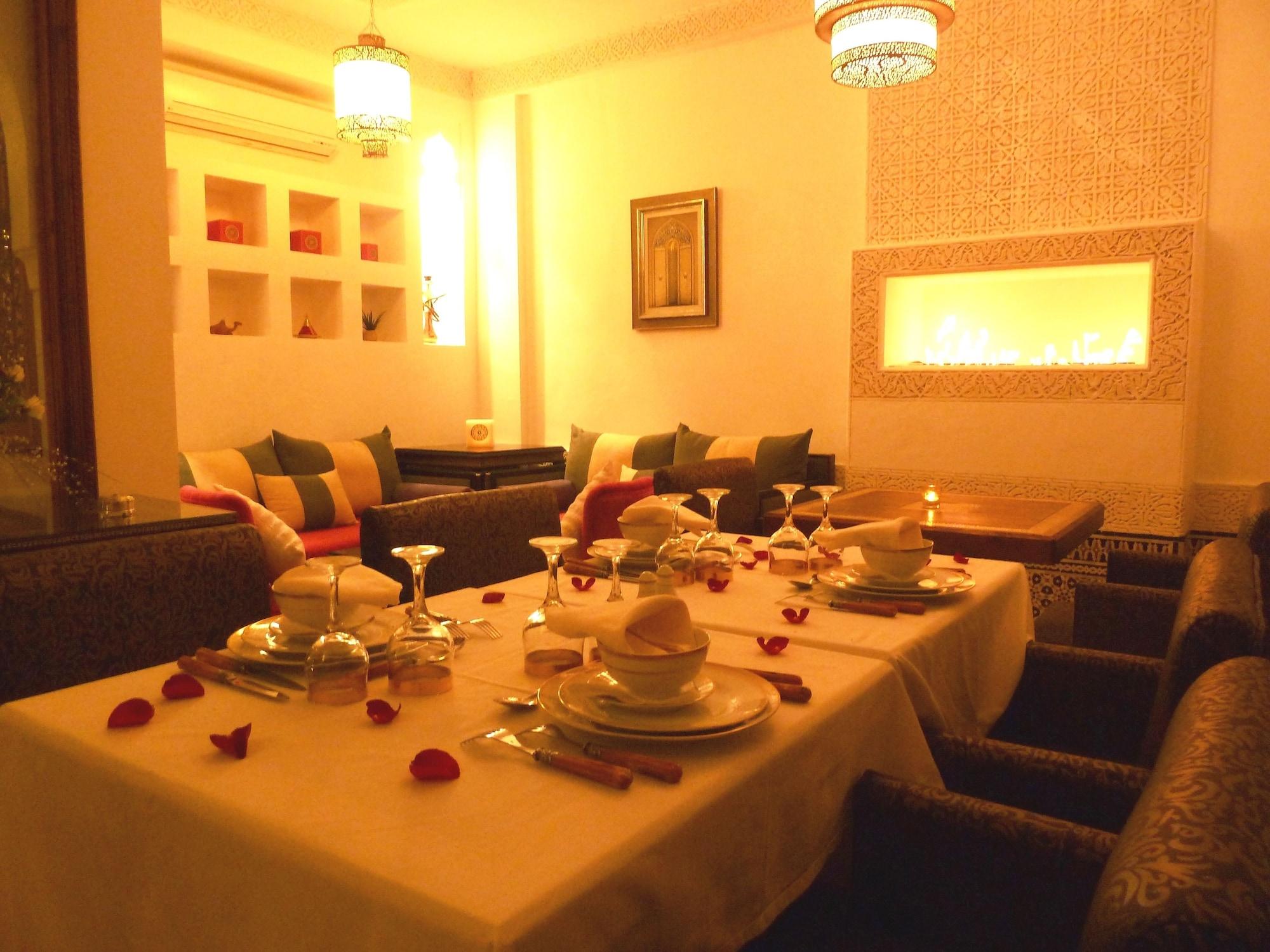Riad Viva Marrakesh Bagian luar foto A Moroccan dining room