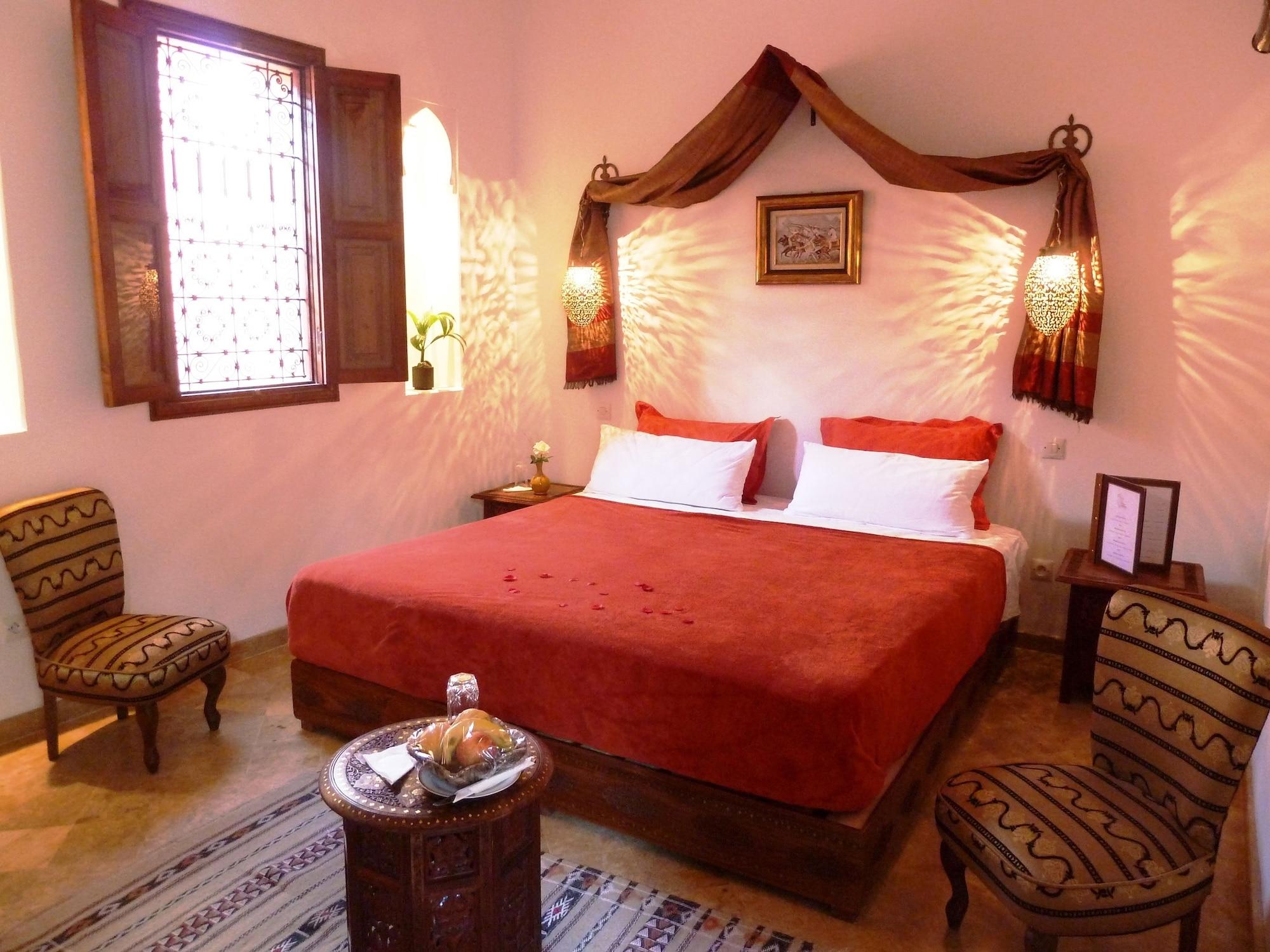 Riad Viva Marrakesh Bagian luar foto A bedroom in a Moroccan riad