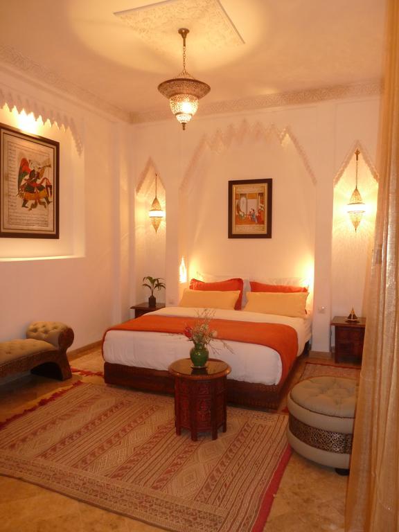 Riad Viva Marrakesh Bagian luar foto A bedroom in a Moroccan riad