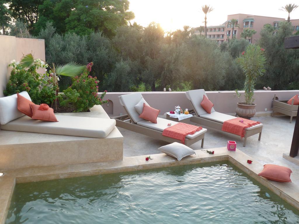 Riad Viva Marrakesh Bagian luar foto The swimming pool at the hotel