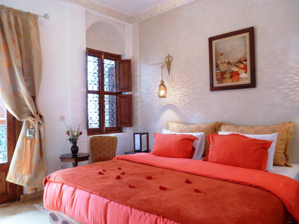 Riad Viva Marrakesh Bagian luar foto A bedroom in a Moroccan riad