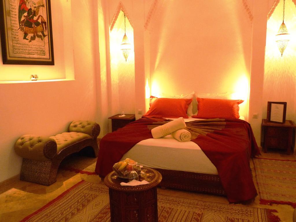 Riad Viva Marrakesh Bagian luar foto A bedroom in a Moroccan riad