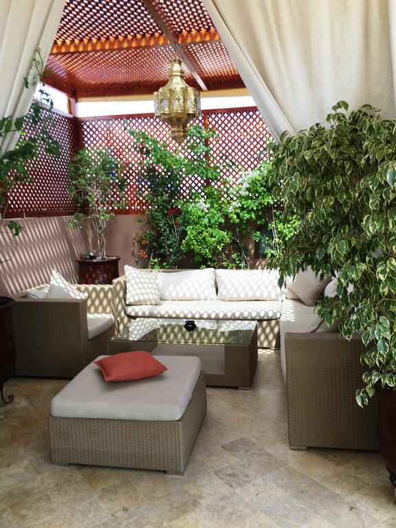 Riad Viva Marrakesh Bagian luar foto A living room with a green wall