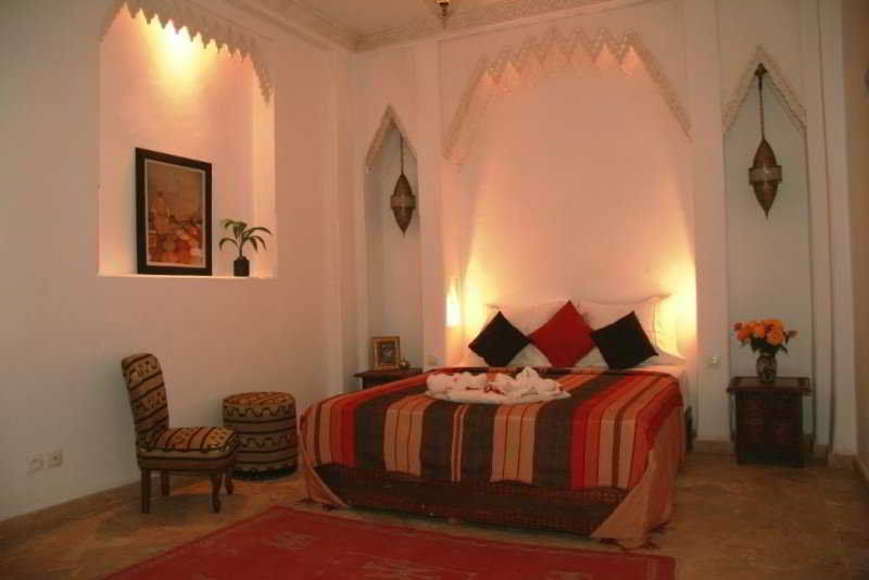 Riad Viva Marrakesh Bagian luar foto A bedroom in a Moroccan riad