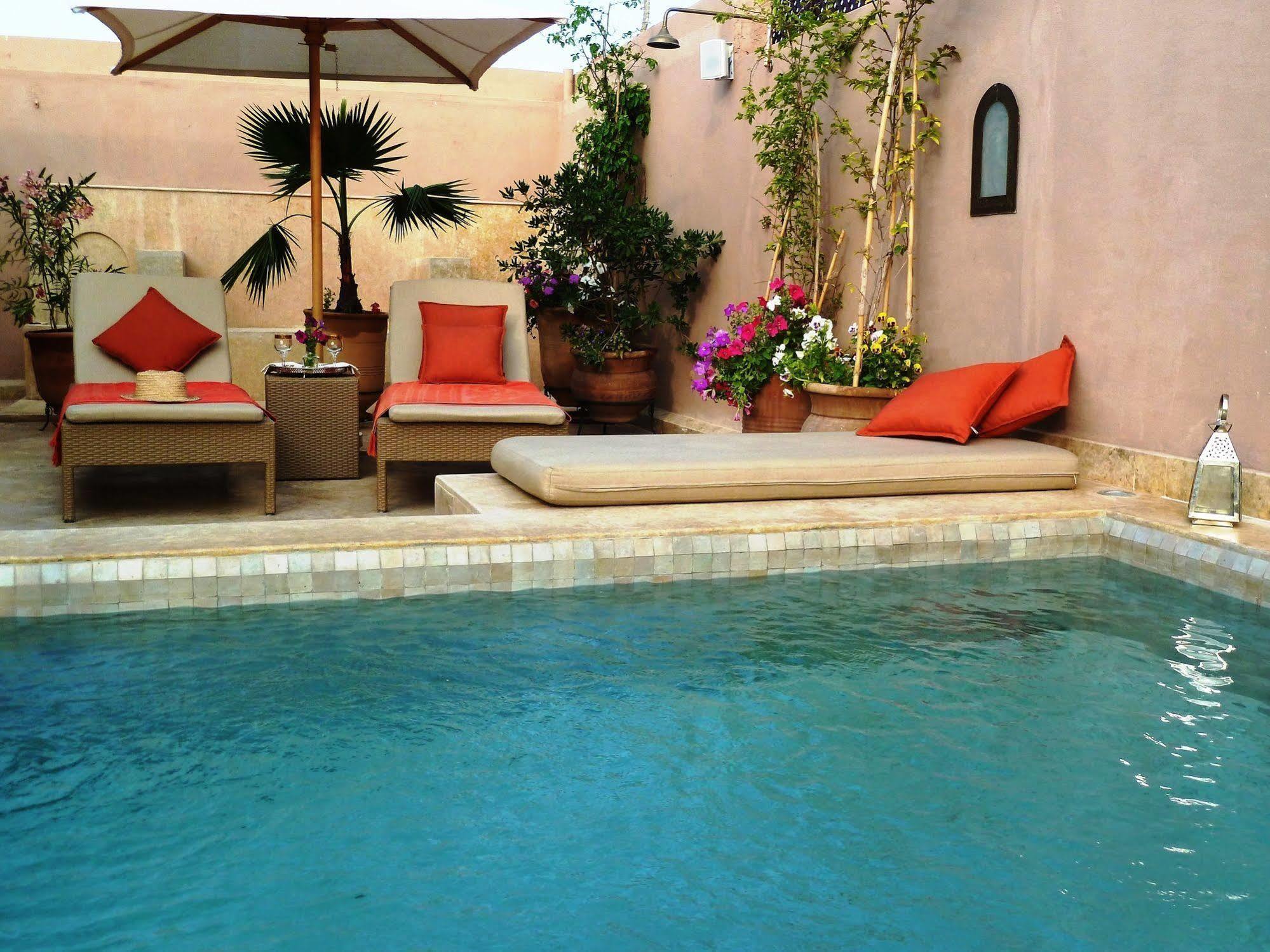Riad Viva Marrakesh Bagian luar foto A swimming pool in Morocco
